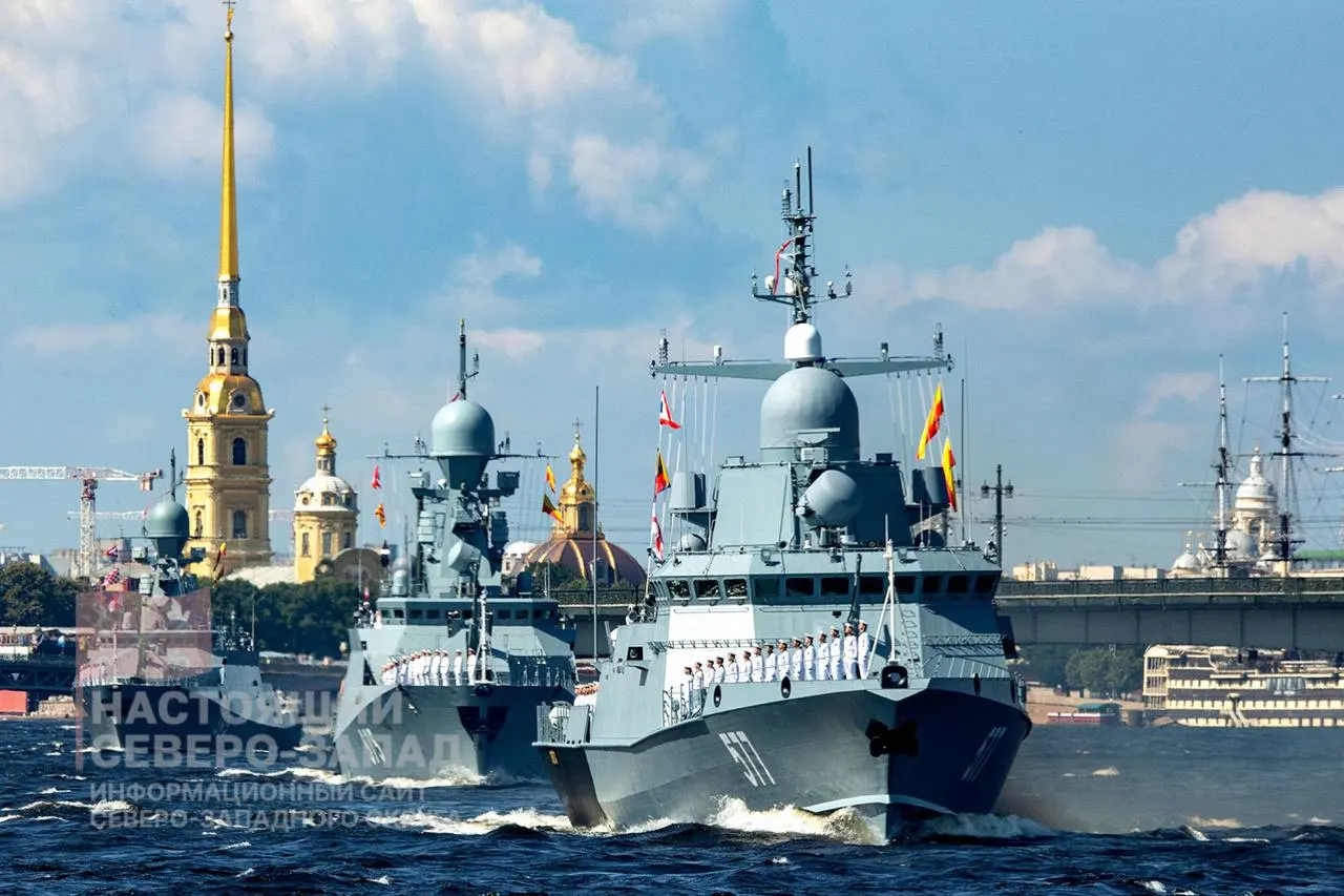 Минобороны не планирует проводить в Петербурге главный парад ко Дню ВМФ; торжества пройдут в сокращённом формате, морская часть в Кронштадте уже отменялась.