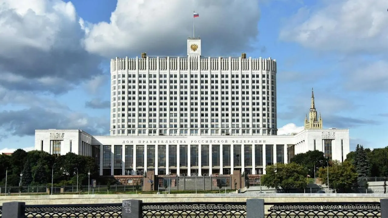 В Госдуму внесён проект о компенсации утильсбора для семей с тремя и более детьми, однако в правительстве заявляют, что принятие меры повлечёт дополнительные бюджетные расходы, а источники финансирования не определены.