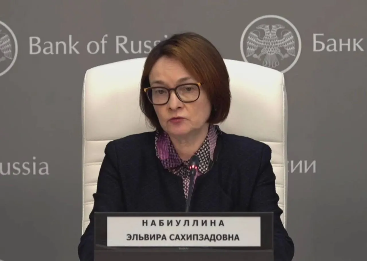 Глава Центробанка объяснила отсутствие простудой и поблагодарила тех, кто беспокоился о её здоровье. Журналисты отметили изменения во внешности и отсутствие привычных брошей.