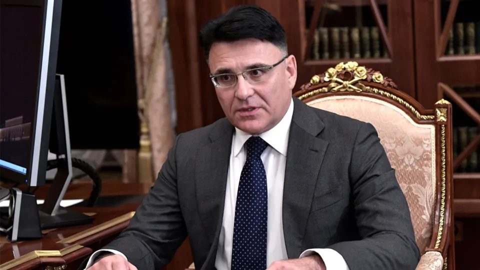 Глава крупного медиахолдинга призвал установить квоты на зарубежное кино для «отбора лучших» картин и поддержки отечественного кинопроката; ранее похожие инициативы выдвигались режиссёром и обсуждались на самом высоком уровне.