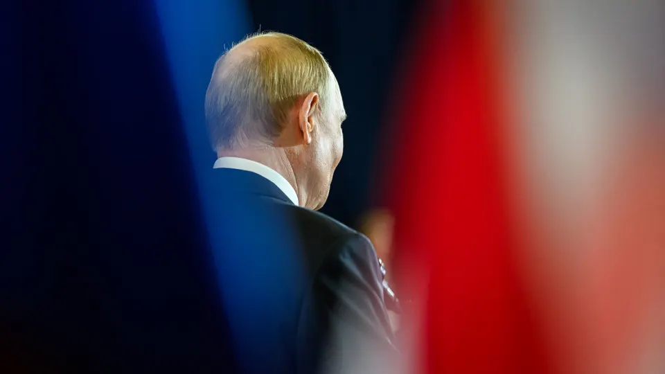 Государственный социологический центр перестал публиковать «открытый» рейтинг доверия президенту. По последним доступным данным он снизился до 29,5% — вдвое ниже результата «закрытого» опроса. Одобрение деятельности власти остаётся выше, но демонстрирует снижение на фоне экономических трудностей и затянувшейся войны.