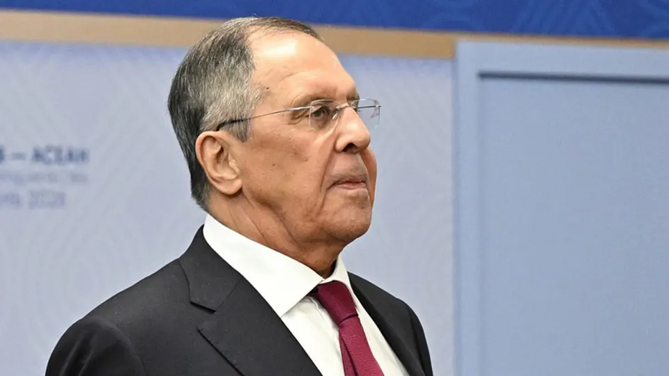 После ночной атаки дронов на Москву глава МИД РФ заявил о постановке задачи на регулярные массированные удары по целям, от которых зависит боеспособность украинских вооружённых сил. Ночной налёт привёл к пожарам в Капотне и на торговой площадке, нарушению работы аэропортов и погодным последствиям в Подмосковье.