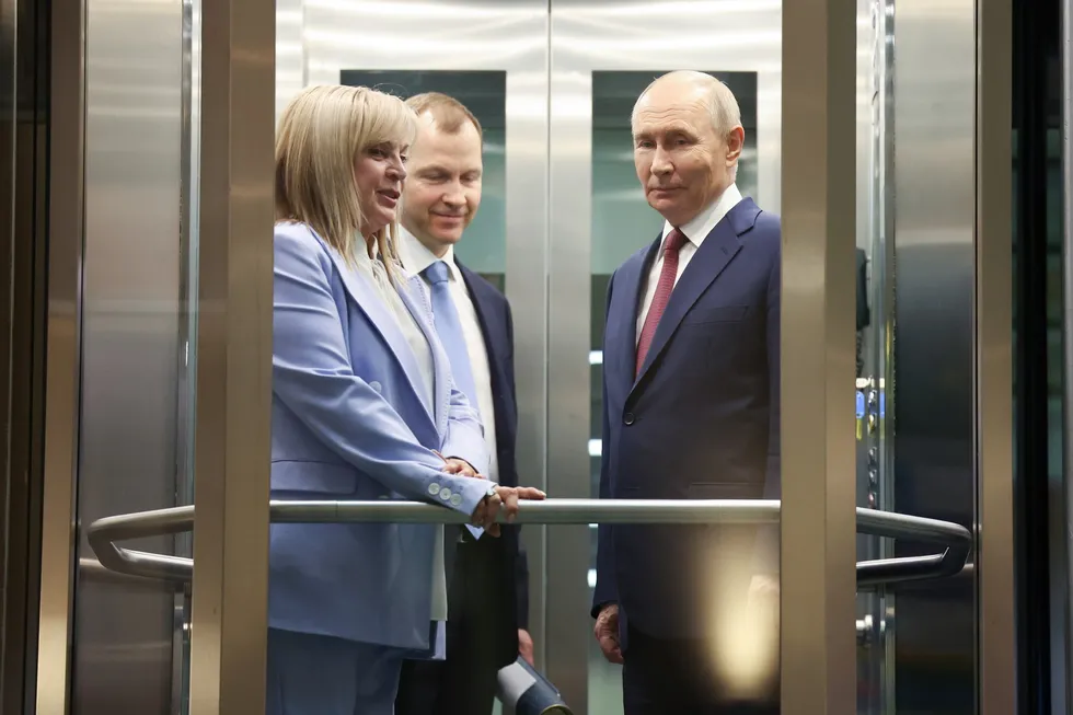 Руководители силовых структур лоббируют перенос или отмену думских выборов из‑за экономических трудностей и падения рейтингов. В администрации президента и в политблоке идёт оживлённая дискуссия о целесообразности таких мер.