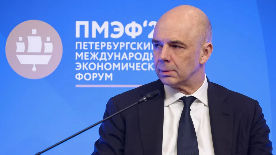 По оперативной оценке Счетной палаты, доходы федерального бюджета в 2026 году могут составить 38,2 трлн руб., что на 2,1 трлн (5,2%) ниже заложенного в бюджете уровня; основными причинами называются падение нефтегазовых поступлений и укрепление рубля.