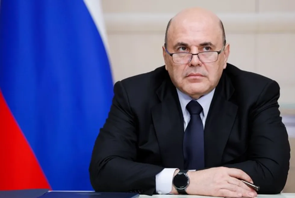 Согласно изученным утечкам, у сестры главы правительства в 2022 году на депозите в одном из банков оказалось 12 миллиардов рублей — при официальном доходе, сопоставимом с несколькими десятками тысяч рублей в месяц. В материалах также прослеживаются связи семьи с рядом бизнес-проектов и зарубежных компаний.