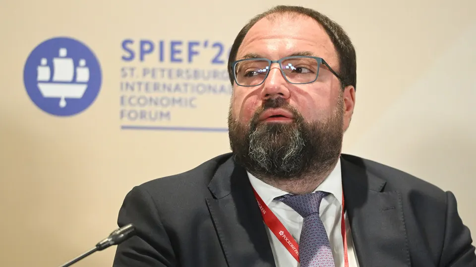 Минцифры анонсирует внедрение механизмов возрастной идентификации на онлайн‑платформах. Обсуждают варианты через «Госуслуги», биометрию или паспорта; эксперты предупреждают об угрозах безопасности данных и дополнительных расходах для ресурсов.