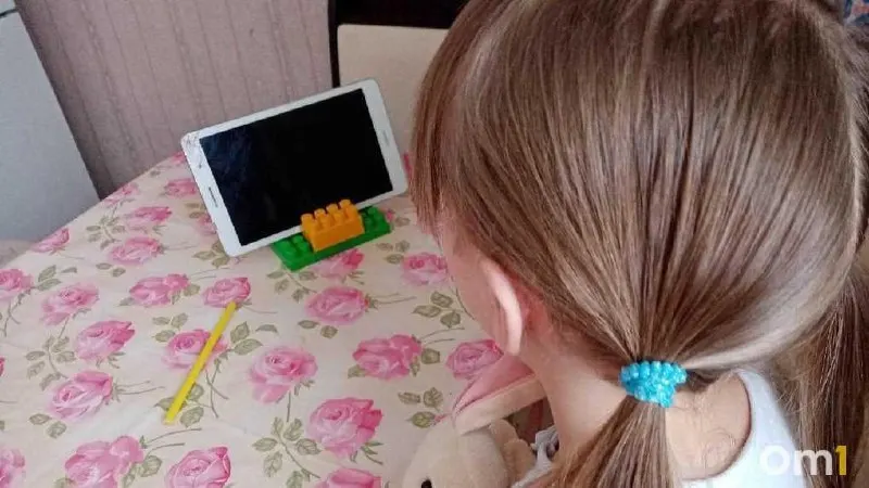 Минцифры и Roblox согласовали соблюдение российского законодательства и усиление защиты детей. В июне появятся версии Roblox Kids и Roblox Select, после чего ведомства обратились в правоохранительные органы с просьбой поддержать снятие ограничений на доступ к сервису.