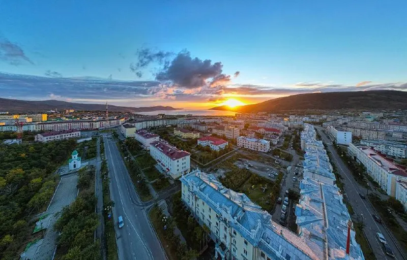 Власти Магадана изменили официальную дату основания города с 1939 на 1929 год. Решение вызывает споры между чиновниками, которые готовятся отмечать столетие, и историками, указывающими на несоответствие документальным фактам.