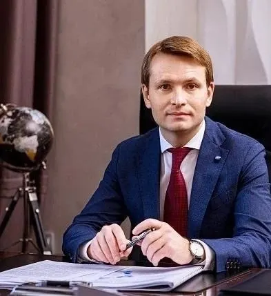 По данным Минобрнауки за 2025 год, ректор ДВФУ Борис Коробец зарабатывает порядка 972,8 тыс. руб. в месяц и занимает второе место по доходам; лидер списка — ректор СВГУ в Магадане Татьяна Брачун (982,7 тыс. руб.).