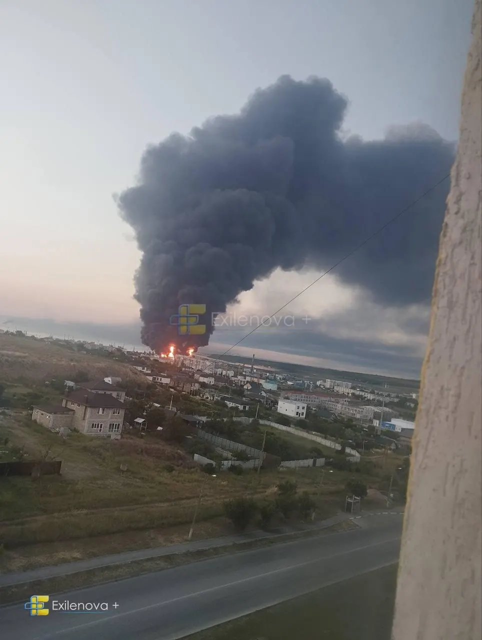 В результате удара беспилотников в районе Керченского пролива погибли минимум пять человек, десятки получили ранения, в порту начался пожар, повреждены жилые дома и инфраструктура.