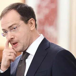Помощник президента Владимир Мединский заявил о необходимости ввести распределение и трудовые контракты для студентов, обучающихся за счёт государства, а также привёл в пример медицину. Инициатива снова вызвала споры о принудительной отработке и её влиянии на рынок труда.