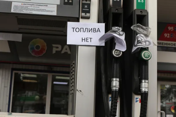 На совещании с руководителями энергетических компаний президент заявил, что НПЗ работают на максимум, сроки ремонтов сокращены, а в июле производство топлива должно превысить июньские показатели. При этом запасы бензина ниже уровня прошлого года, и дефицит всё ещё ощущается.