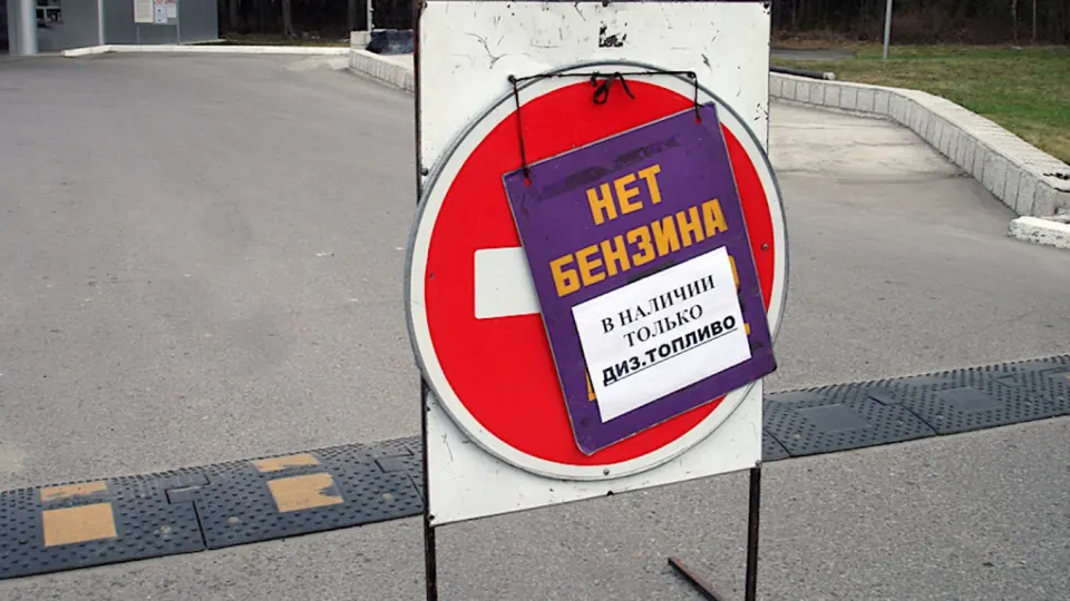 С ночи 3 июня в Севастополе введены временные ограничения на отпуск топлива: до первой половины дня бензин и другие марки будут продаваться только оперативным и коммунальным службам. Ограничения связаны с дефицитом топлива после ударов по нефтеперерабатывающей и логистической инфраструктуре, дефицит затронул несколько регионов России.