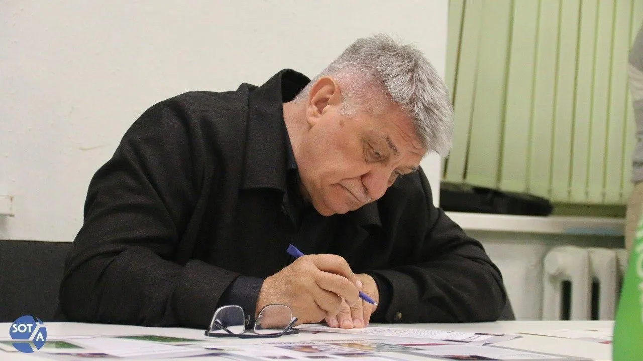 Президент Владимир Путин направил поздравление режиссёру Александру Сокурову по случаю 75-летия, отметив его вклад в современный кинематограф. В последние годы режиссёр сталкивается с ограничениями в прокате, а в январе 2026 года он был исключён из профильного совета.