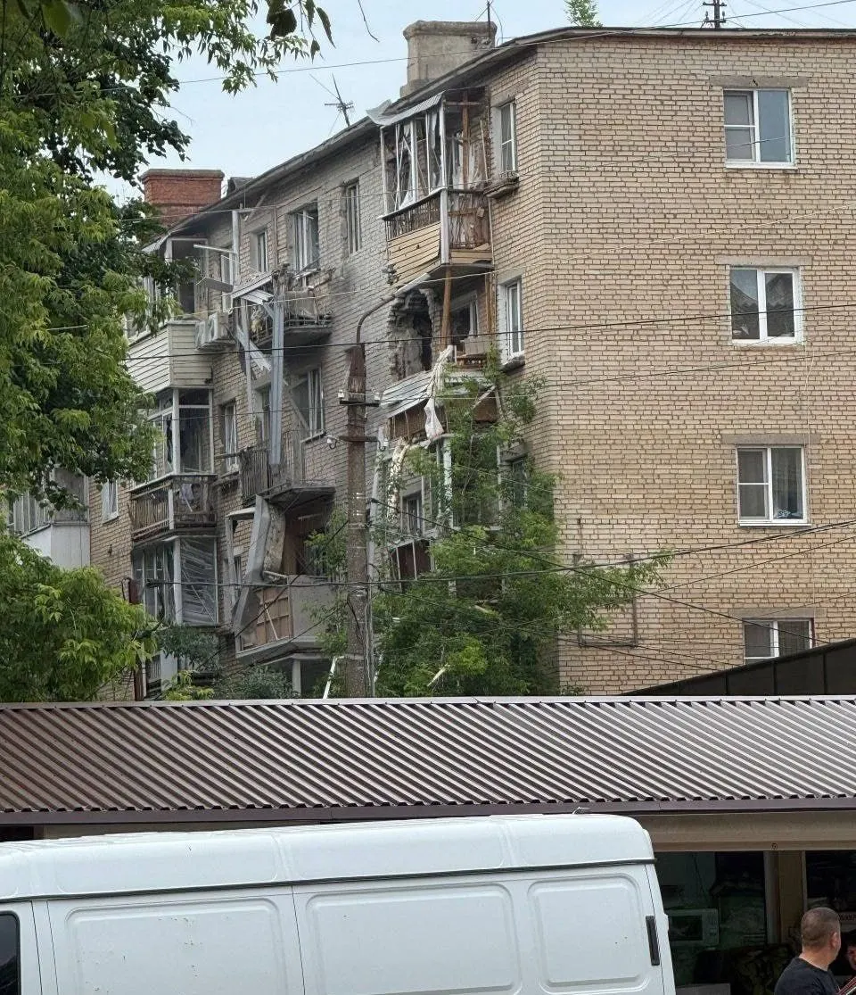 В Щекино (Тульская область) беспилотный аппарат попал в жилой дом. Жильцы эвакуированы, предварительно обошлось без пострадавших. По всей стране продолжают работу силы ПВО.