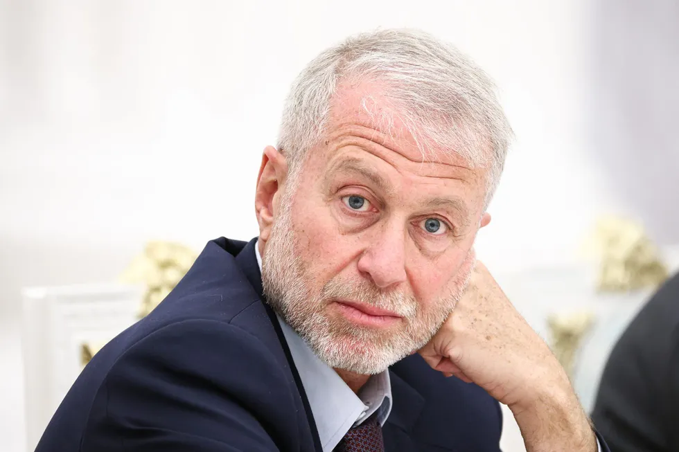 По словам нескольких собеседников, в мае российский бизнесмен Роман Абрамович ездил в Киев, встретился с президентом Украины и передал предложение Владимира Зеленского о личной встрече с российским лидером. Официальных комментариев из Москвы и окружения бизнесмена не поступало.