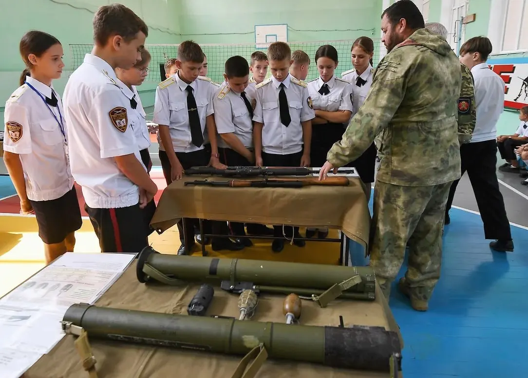 Российское военно-историческое общество инициировало привлечение учащихся к записи рассказов участников и волонтёров СВО — по данным организации, идею уже одобрило Минобрнауки. Собранные материалы планируют использовать в школьных экспозициях и цифровом архиве.