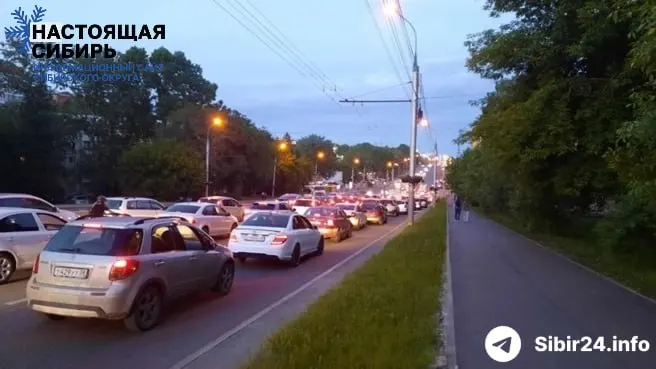 В Иркутской области и ряде сибирских регионов резко сократился розничный сбыт бензина: сети вводят лимиты и закрывают заправки, водители проводят в очередях по несколько часов, под угрозой межгородские перевозки.