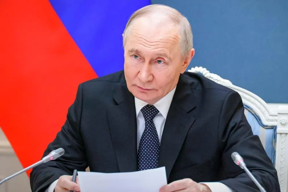 Указ расширяет поправки к указу №95 (5 марта 2022 года): теперь механизм приостановки выплат распространяется не только на кредиты и ценные бумаги, но и на банковские вклады. Документ вступил в силу 1 июня 2026 года.