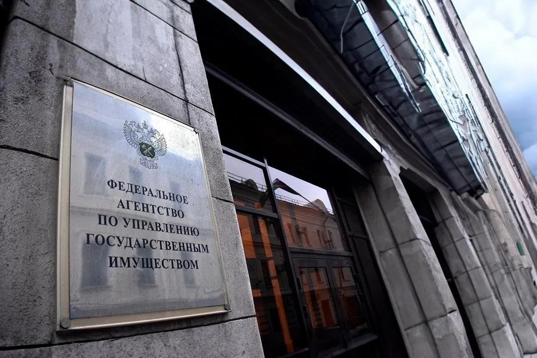 Закон отменяет ценовой порог и шестимесячную паузу при повторных торгах, вводит реестр оценщиков и ужесточает требования к организаторам аукционов; отдельной нормой защищена религиозная собственность при оспаривании приватизаций.