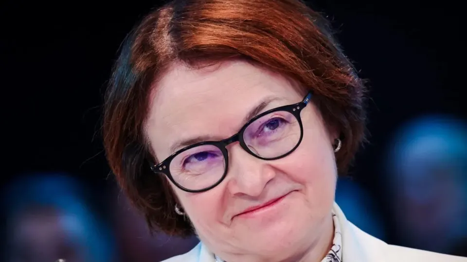 Отсутствие главы Центробанка на ключевых мероприятиях породило слухи о её положении и смене курса. Пресс‑служба подтверждает её участие в пресс‑конференции 19 июня, но принятые бюджетные решения и политические сигналы уже существенно ограничили прежнюю независимость денежно‑кредитной политики.