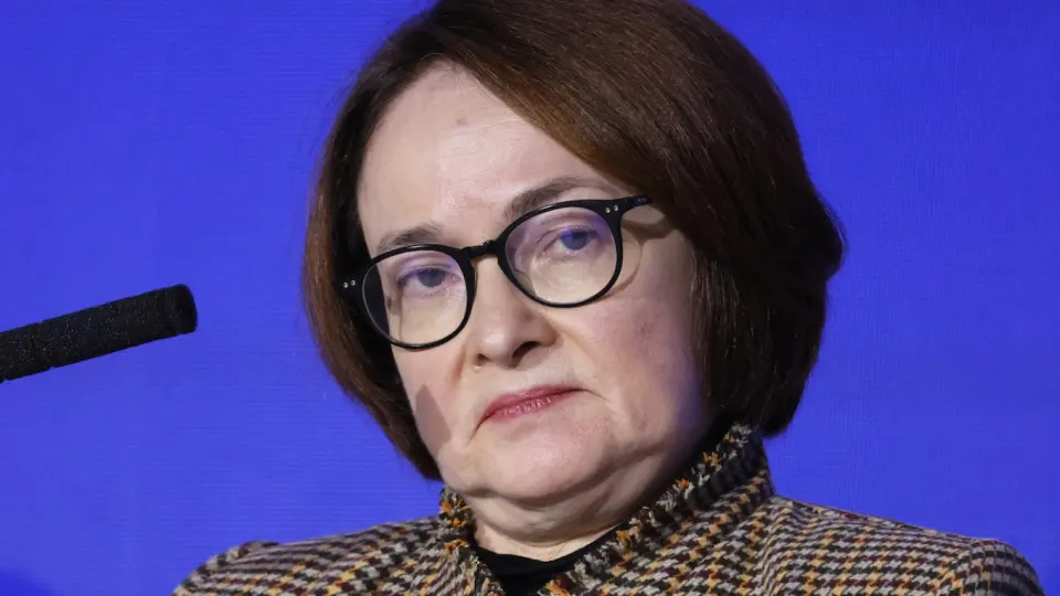 Резкий рост цен на бензин и значительное падение выпуска нефтепродуктов ускоряют инфляцию. Центробанк снизил ставку лишь незначительно — дальнейшее смягчение политики теперь под вопросом.