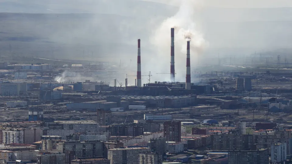 По данным министерства, в мае объёмы промышленного производства сократились на 0,7% в годовом выражении: падение особенно сильное в нефтепереработке и металлургии, почти три четверти отраслей показывают снижение.