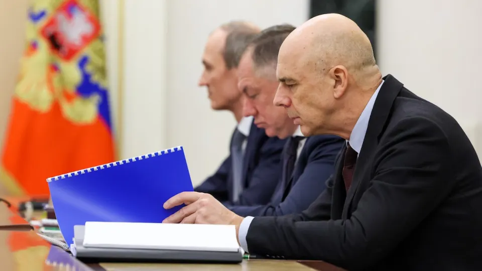Российский рынок госбумаг пережил мощную распродажу: индекс RGBI обновил минимумы, а долгосрочные ОФЗ подорожали до 15,5% годовых из‑за роста расходов и нерешённой инфляции.