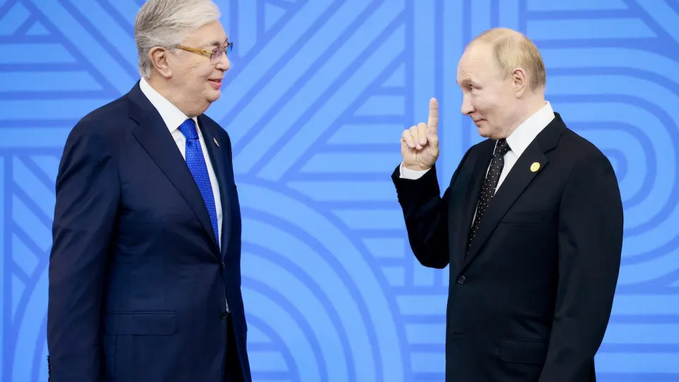 В условиях сокращения выпуска бензина и остановок НПЗ российские власти ведут переговоры о закупке Аи‑92 в объёме примерно 50 тыс. тонн у Казахстана; рассматриваются варианты процессинга и бартеры с авикакосином. Правительство разрешило выпускать топливо по сниженным стандартам и планирует морский импорт.