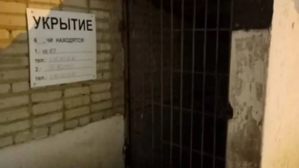 В Екатеринбурге, Краснодаре, Петербурге, Омске, Татарстане и других регионах ремонт сотен бомбоубежищ не проводится из‑за нехватки бюджетов. По оценке федерального ведомства, на восстановление более 20 тысяч укрытий потребуется около 155 млрд рублей.