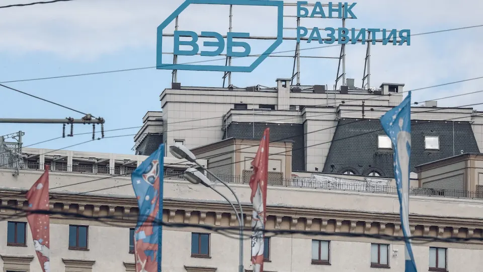 Госбанк ВЭБ объявил о сокращении бюджета и увольнении 15% сотрудников в рамках подготовки к параметрам бюджетирования 2027 года; сокращения затронут и дочерние структуры.