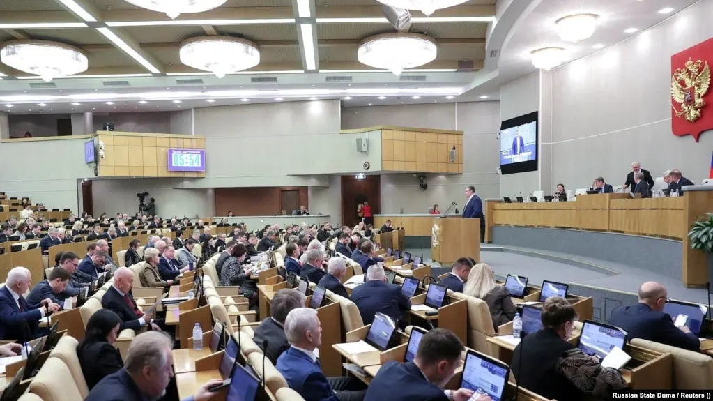 Новый закон запрещает выезжающим россиянам оформлять ряд услуг и распоряжаться имуществом; Генпрокуратура создаст открытый реестр лиц, попавших под ограничения.