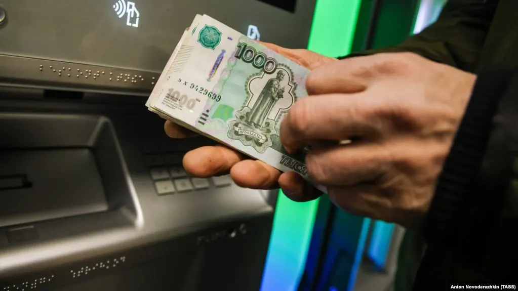 По закрытому докладу европейской разведки, подготовленному перед обсуждением нового пакета санкций ЕС, накапливаются финансовые риски в банковской системе: проблемные кредиты, рост неплатежей и высокая долговая нагрузка населения могут привести к шоку при новых ограничениях.
