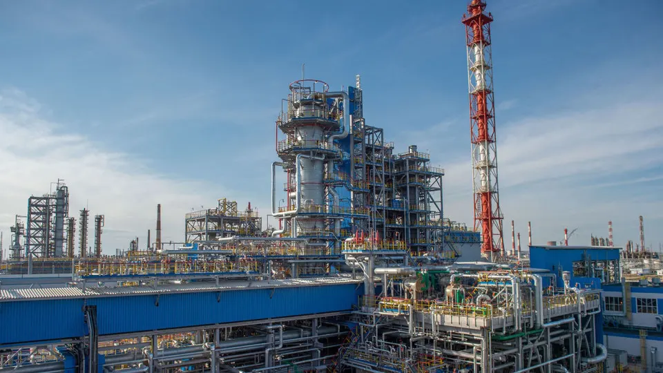 Нефтеперерабатывающий завод «Газпромнефтехим Салават» с 14 июля приостановил переработку из‑за повреждений, вызванных атакой БПЛА. Восстановление может занять от нескольких недель до месяцев; это уже пятая крупная остановка НПЗ в июле.
