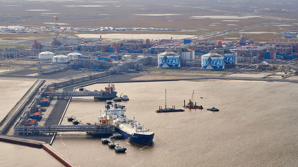 Перед вступлением в силу запретов на импорт российского газа европейские компании ускорили поставки по действующим контрактам: в первом полугодии почти весь СПГ с проекта «Ямал СПГ» остался в Европе, а объёмы экспорта в Азию резко сократились.