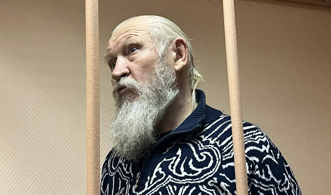 В новый перечень попал бывший депутат Госдумы Михаил Александрович Глущенко, ранее осуждённый в 2015 году на 17 лет за соучастие в убийстве Галины Старовойтовой.