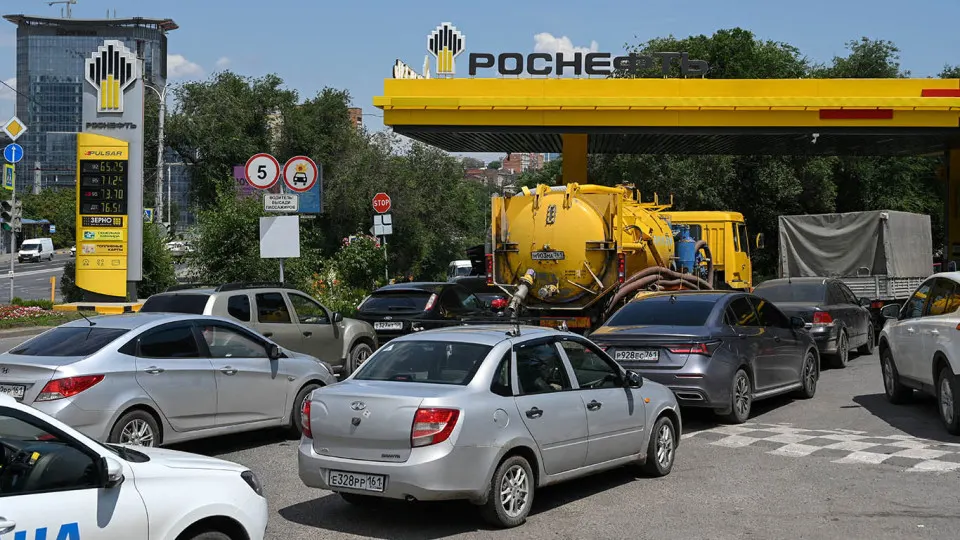 Из‑за резкого падения переработки на НПЗ власти предложили механизм импортного «демпфера» и бюджетные компенсации, чтобы оперативно привлекать партии дизеля из-за рубежа и сгладить дефицит.