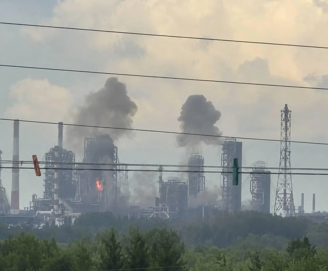 На крупнейшем в России Омском нефтеперерабатывающем заводе произошло возгорание, которое связывают с ударом беспилотников. Ближайший по направлению на восток НПЗ расположен в Ачинске — примерно в 1 000 км по прямой.
