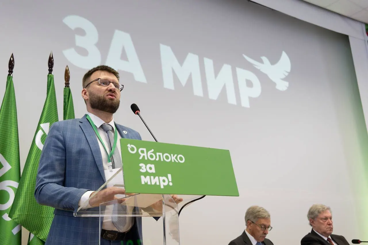 Ведомство отклонило жалобу: в качестве политической деятельности названы поздравление от председателя партии, поездки в суд, возложение цветов и участие в видео с бумажными самолётиками.