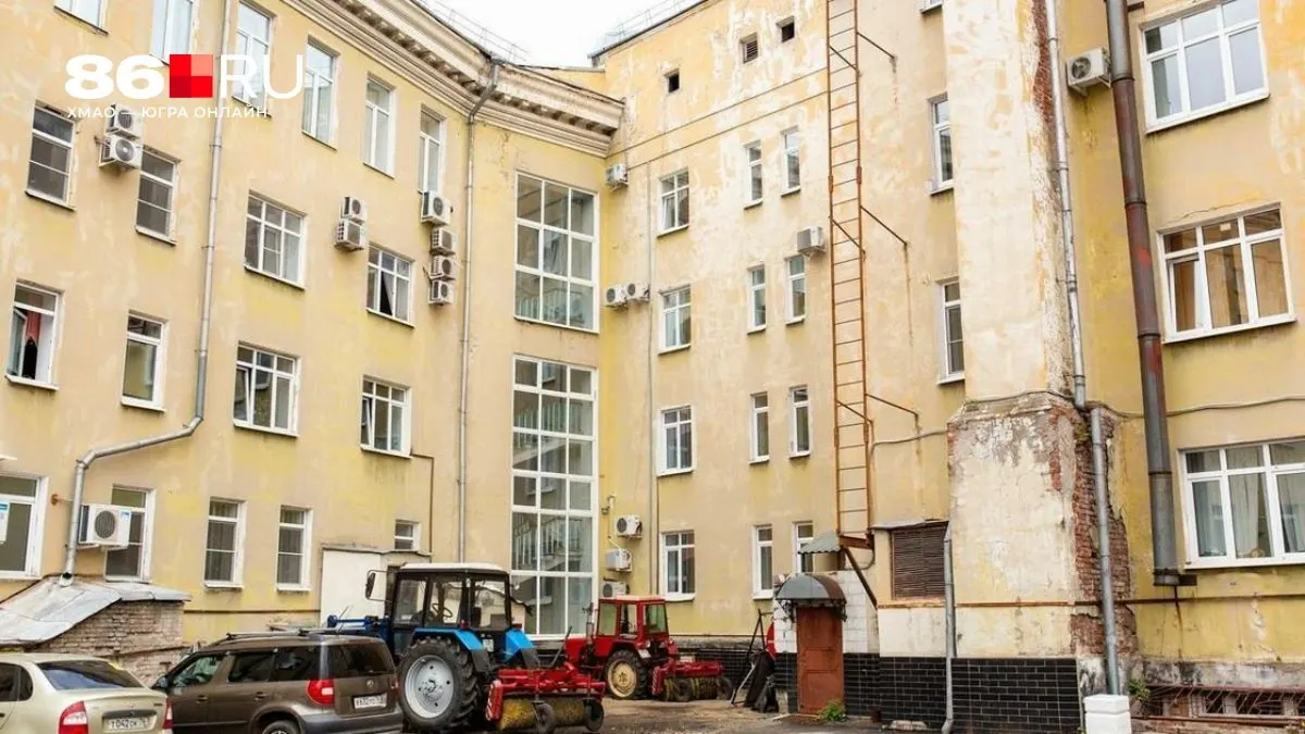Переустройство придомовой территории, включая организацию парковки, должно решаться на общедомовом собрании собственников и оформляться с учётом нормативов и прав соседей.