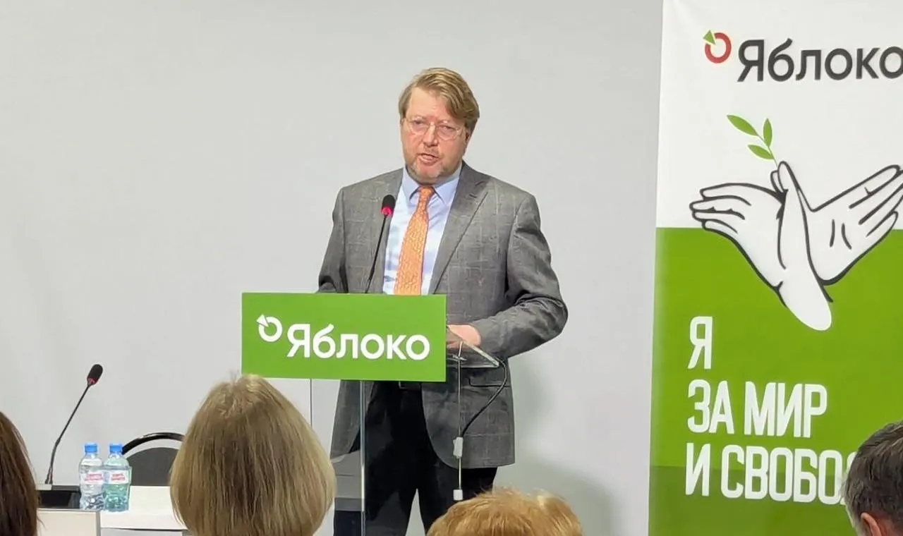 ВС оставил в силе штраф за публикацию фотографии Алексея Навального; партия намерена обжаловать решение в Конституционном суде.