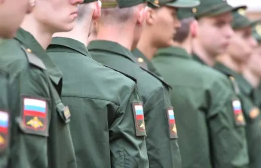 Правительство поддержало законопроект, позволяющий направлять призывников на службу в пожарные подразделения МЧС — по оценке ведомства, это может затронуть до пяти тысяч человек для восполнения кадровых потерь.
