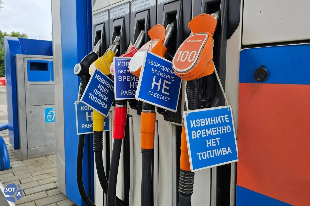 Медианные цены на бензин выросли в начале июля на десятки процентов по сравнению с прошлым годом. Эксперты предупреждают, что дефицит и структурные проблемы производств не позволят существенно снизить цены в ближайшие недели.
