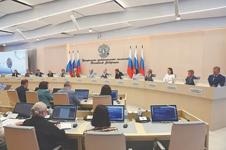 Центризбирком планирует исключить несколько представителей партии «Яблоко» из партийного списка по обвинениям в «экстремизме». При выбытии четверти кандидатов партия может быть снята с выборов.