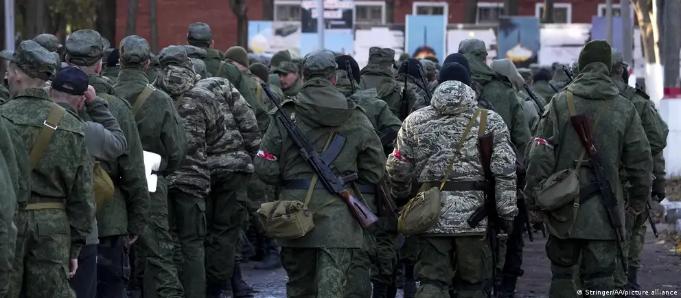 Вокруг возможной новой мобилизации в России идут противоречивые сигналы: заявления украинской стороны и данные о снижении набора контрактников соседствуют с официальными опровержениями Кремля.