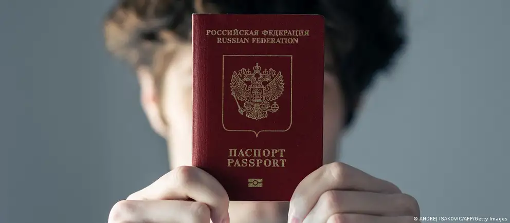 Евросоюз пересмотрел первоначальный план полного запрета въезда для российских военнослужащих: теперь ограничения предлагается вводить только для непосредственных участников боевых действий и на краткосрочные визы, при этом перечень гуманитарных и государственных исключений расширен.