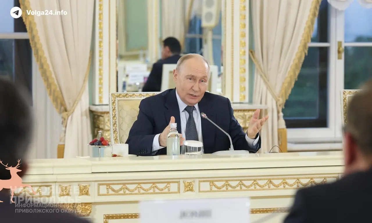 Президент заявил, что текущие проблемы на внутреннем топливном рынке носят временный характер и во многом вызваны внешними факторами. По его словам, экономика справляется: ВВП за январь–май вырос на 0,2%, в мае — на 0,3%.