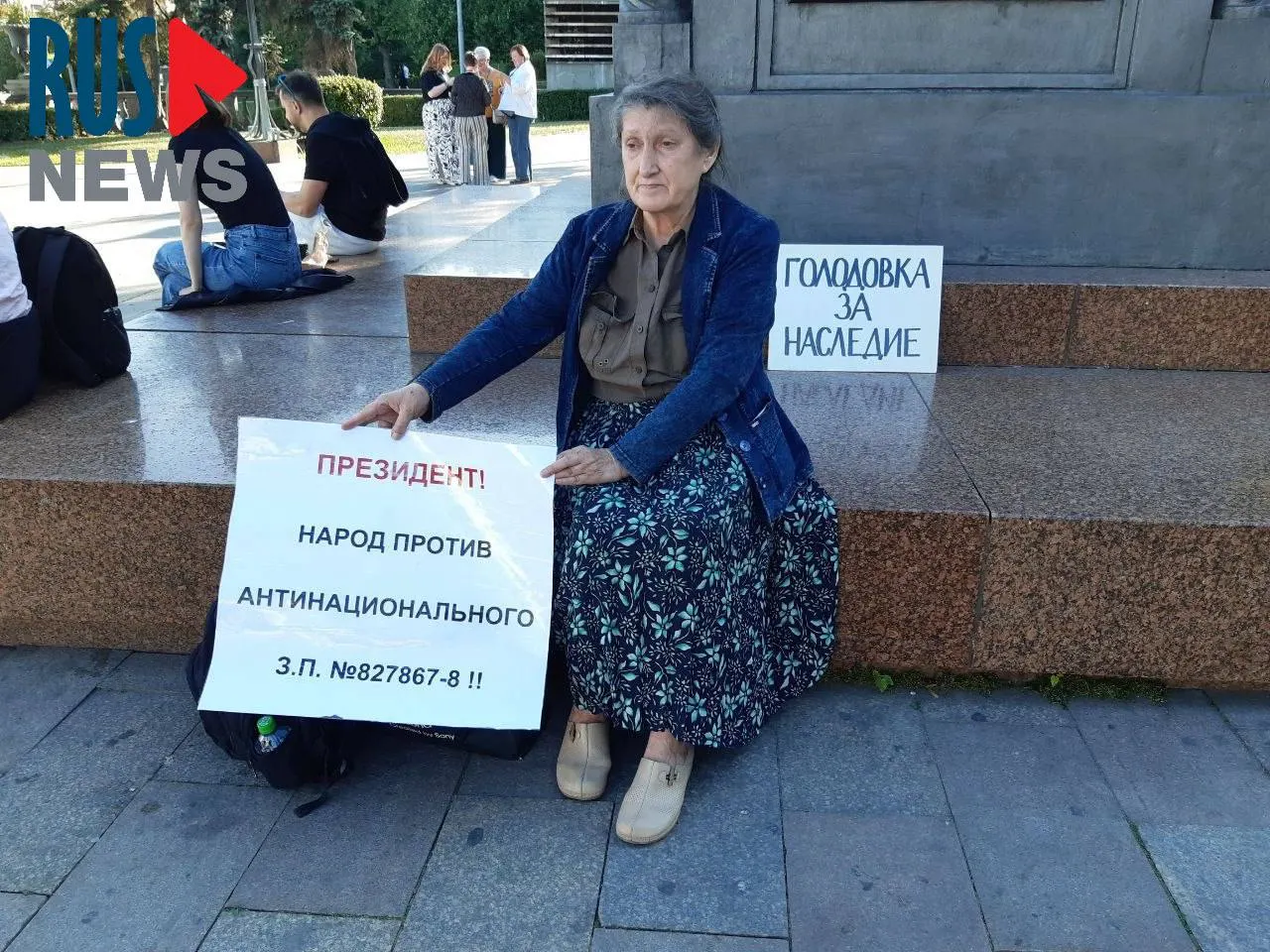 Председатель новосибирского отделения ВООПИК Наталья Шамина устроила голодовку в центре Москвы в знак протеста против законопроекта о передаче региональным властям права исключать объекты культурного наследия из реестра; через час после начала акции её задержала полиция.