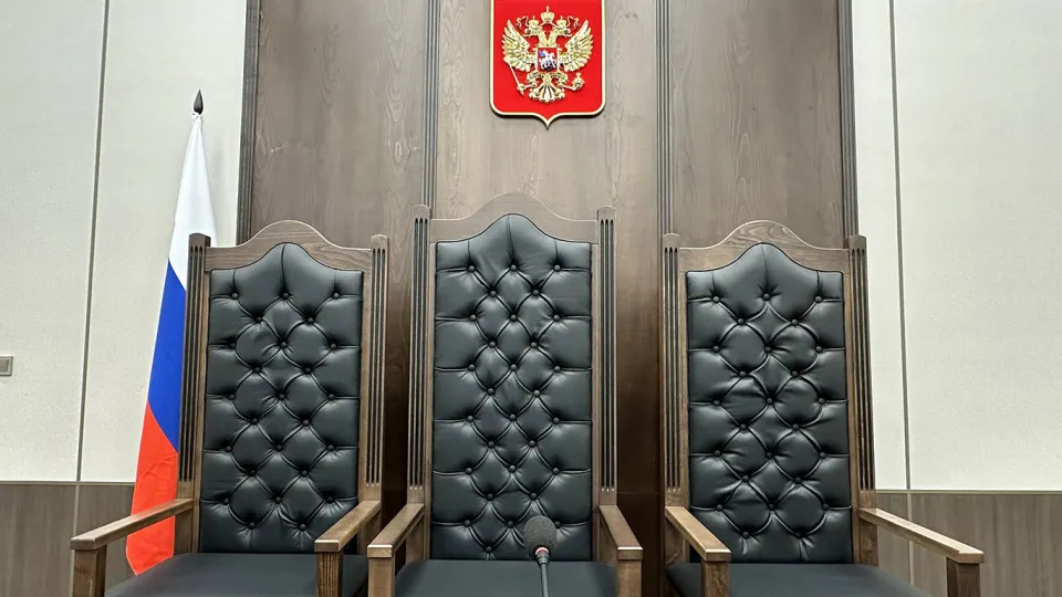Правительственная комиссия поддержала законопроект Верховного суда о снижении требований к образованию для ряда должностей в судах — от секретарей заседаний до ведущих специалистов. Ожидается, что мера поможет частично сократить кадровый дефицит, но эксперты предупреждают о рисках.