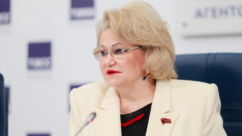 Депутат утверждает, что почти треть нефтеперерабатывающих заводов выведена из строя; дефицит топлива уже сказывается на сельском хозяйстве и логистике, власти говорят о перебоях из‑за ажиотажа.